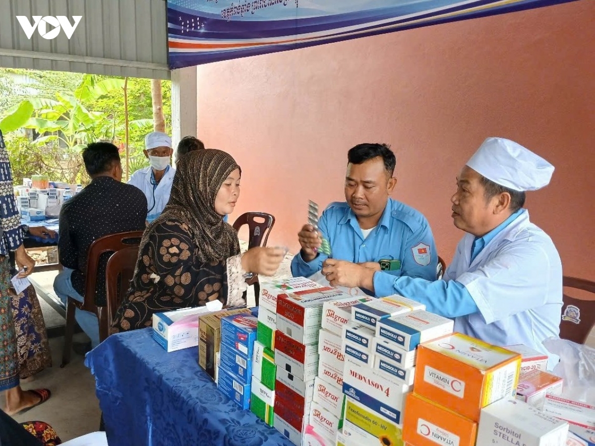 Đội K90, Cục Chính trị Quân khu 9 khám bệnh, cấp thuốc miễn phí tại Campuchia